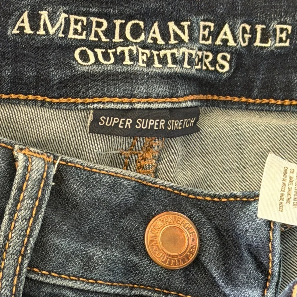 American Eagle MIDI Shorts Womens 4 Blue Super Super‎ Stretch Raw Hem Denim